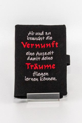 Vorderseite des bestickten Notizbuchs mit hellem Spruch
